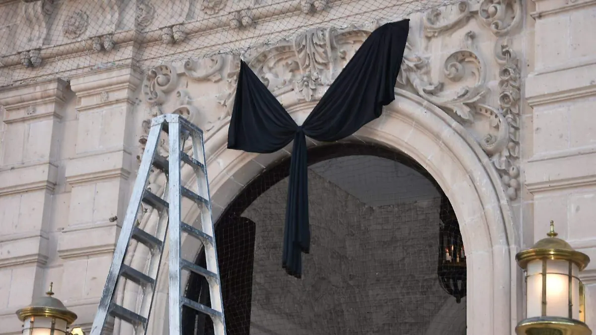 A ocho días de la muerte de Víctor Cruz Russek, colocan moño negro en Palacio de Gobierno